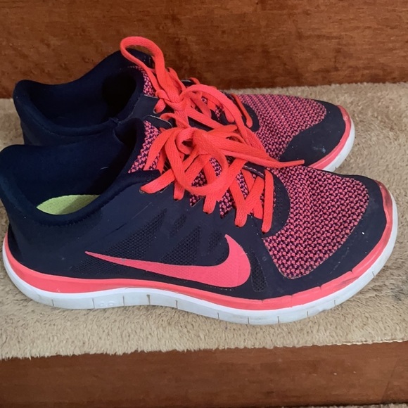 NIKE Free Running Sneakers For Women Size 7 In Very Good Condition - Picture 1 of 7
